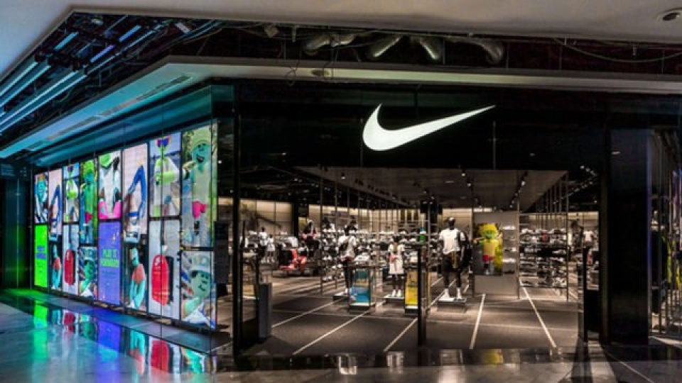 orskyai's tweet image. Nike, spor ayakkabının tabanındaki konforu, beyaz yakalıların hayatındaki güvencesizlikten sağlıyor. 77.800 kişilik dev kadroda %1'lik bir budama ile 1400 teknoloji çalışanı tasfiye ediliyor.

#Nike #DijitalDonusum #IsGucuPiyasasi #YasinKol #23NisanUlusalEgemenlik