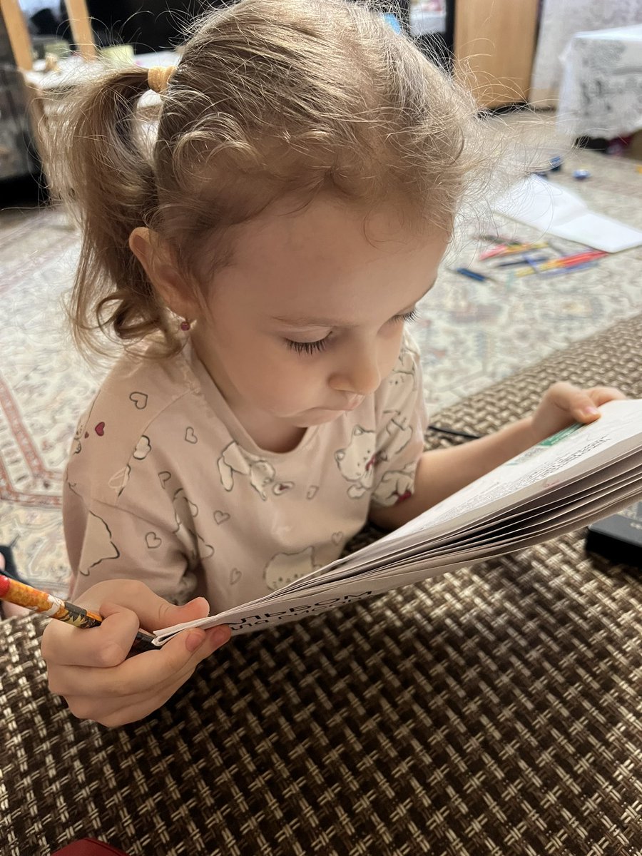 помогает маме работать на удаленке