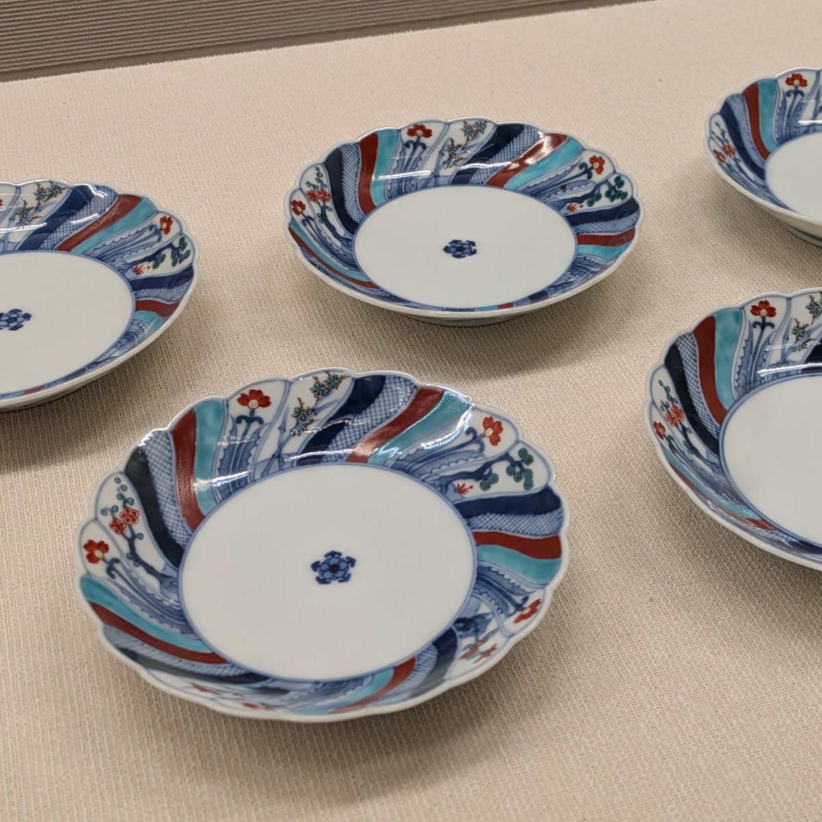 企画展「近代の柿右衛門と鍋島」開催中です！縁が波々になった輪花皿に