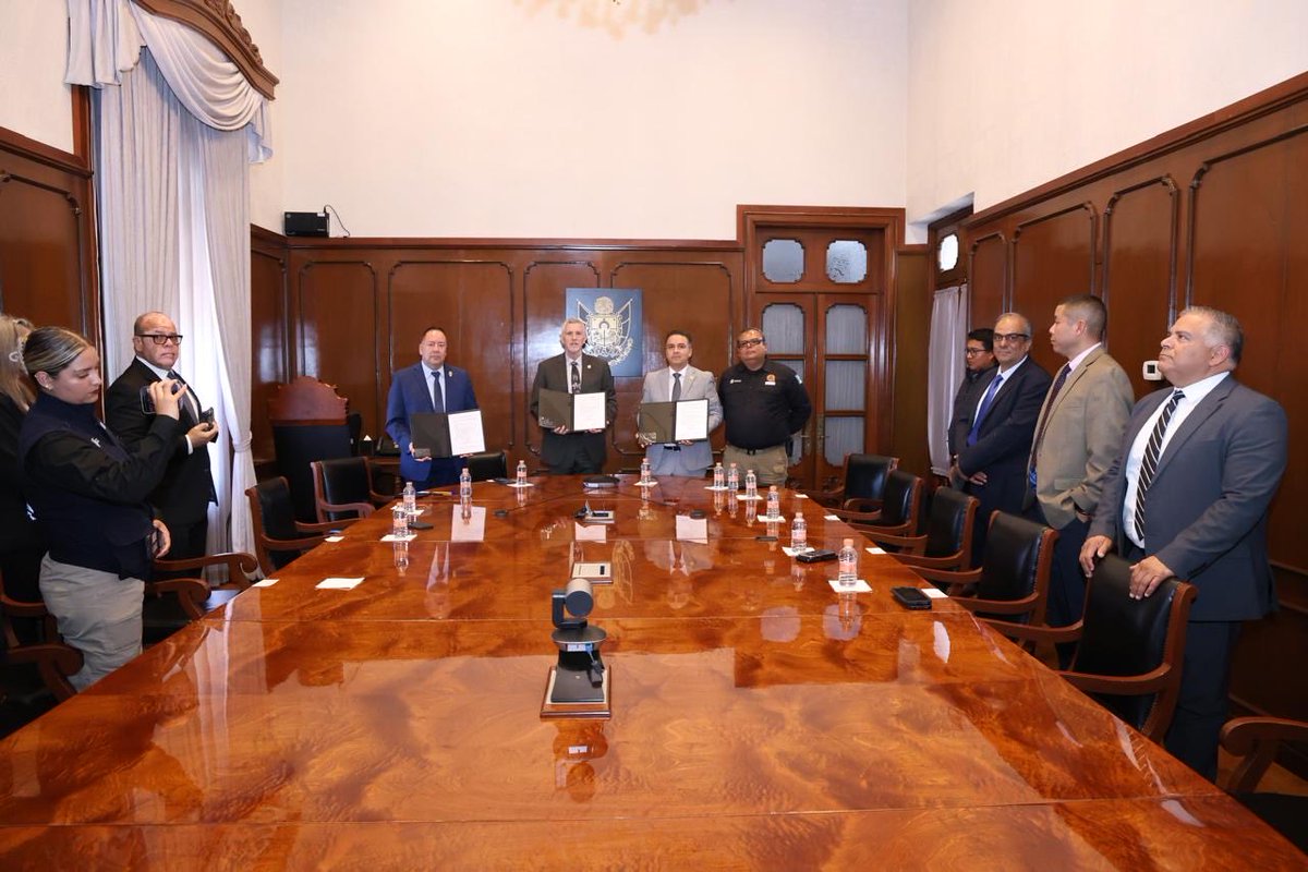 N79news's tweet image. 🇲🇽🤝🇺🇸 La CEPC de #Querétaro y el Departamento de Bomberos de Laredo, Texas, firmaron una carta intención de colaboración.
El secretario Eric Gudiño destacó que este acuerdo permitirá el intercambio técnico y fortalecerá los protocolos de rescate. 🚒✨ #N79NEWS