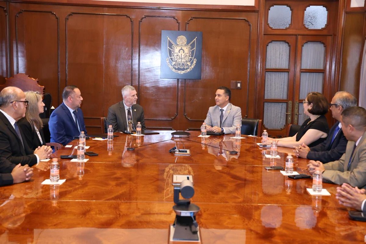 N79news's tweet image. 🇲🇽🤝🇺🇸 La CEPC de #Querétaro y el Departamento de Bomberos de Laredo, Texas, firmaron una carta intención de colaboración.
El secretario Eric Gudiño destacó que este acuerdo permitirá el intercambio técnico y fortalecerá los protocolos de rescate. 🚒✨ #N79NEWS