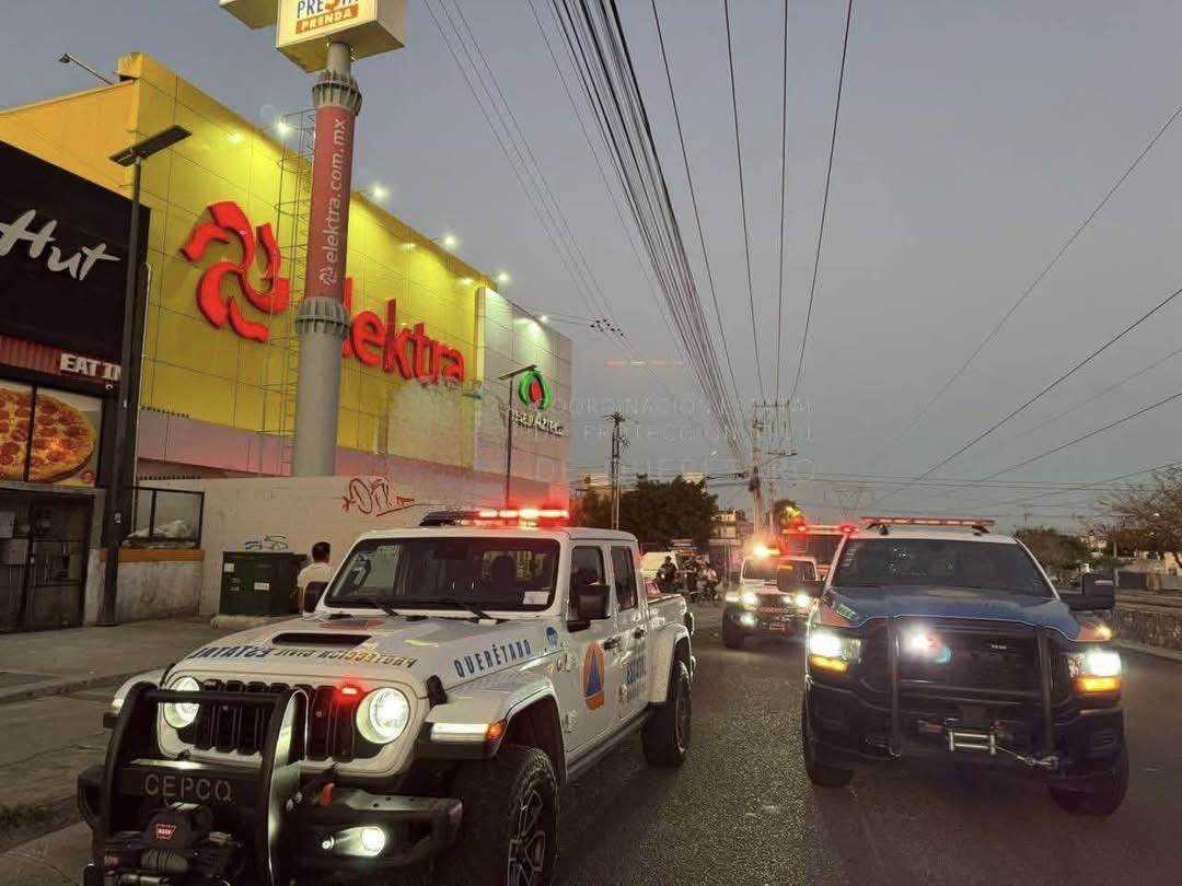 CNqueretaro's tweet image. #Querétaro🚨| Falla eléctrica deja personas atrapadas en elevador de tienda Elektra Peñaflor 🛗

• No hubo lesionados graves; una persona presentó crisis nerviosa tras el incidente. 👉🏽 is.gd/bRQvKB