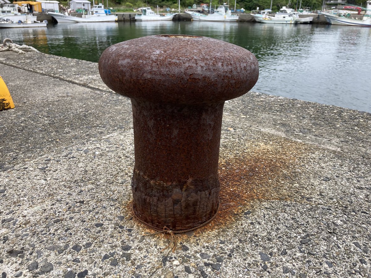 Harushion's tweet image. 4/24 華金は曇り時々雨☔気温が下がり涼しい位や

 気圧の変化や天気での身体の不調注意⚠️

体調悪いな（お金も無いし）

も〜無理よPCは🖥️替えたい

Switch2は買えた🎮

曇天模様の空の下の舫杭

#舫杭 #bollard #伊勢志摩 #海鮮市場 #丸保商店 #伊勢海老 #あのりふぐ #海産問屋の宿まるやす #気象病