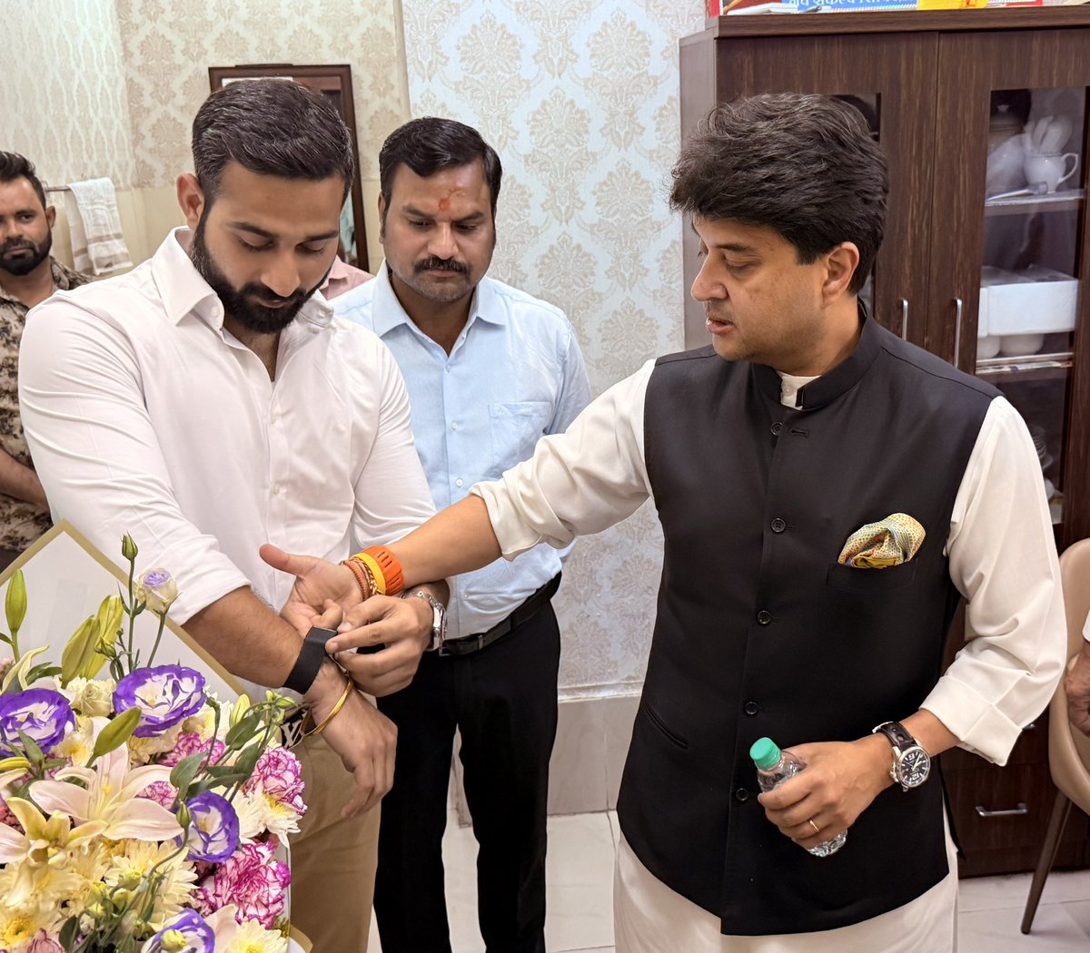 Rahulaidalsingh's tweet photo. मा० केंद्रीय मंत्री महाराज श्री ज्योतिरादित्य सिंधिया जी ने भोपाल स्थित हमारे निवास B-3 पर अपनी उपस्थिति से हम सभी को कृतार्थ किया ।
आपका स्नेह, सान्निध्य एवं आशीर्वाद हमारे लिए अमूल्य है ।
आपका बेटा आपका भाई
राहुल ऐंदल सिंह कंषाना
#teamASK https://t.co/I3bGTB63g0