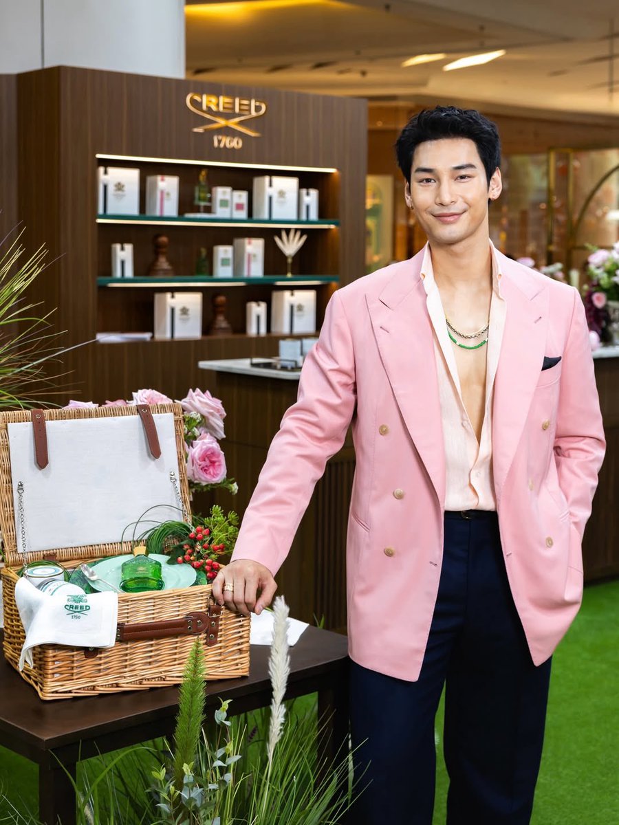 Wild Vetiver น้ำหอมโทนกลิ่น Woody Floral กลิ่นใหม่จาก House of Creed 

APO X CREED WILD VETIVER 
#TheHouseofCreed #ApoNattawin 
#CreedFragrancexApo
<a href="/Nnattawin1/">Nnattawin</a> 

เสน่ห์ความหอมของกลิ่นไม้ ดอกไม้ และความเขียวขจีที่ถูกถ่ายทอดผ่าน Timur Berry, Rose Centifolia และ Vetiver สร้าง