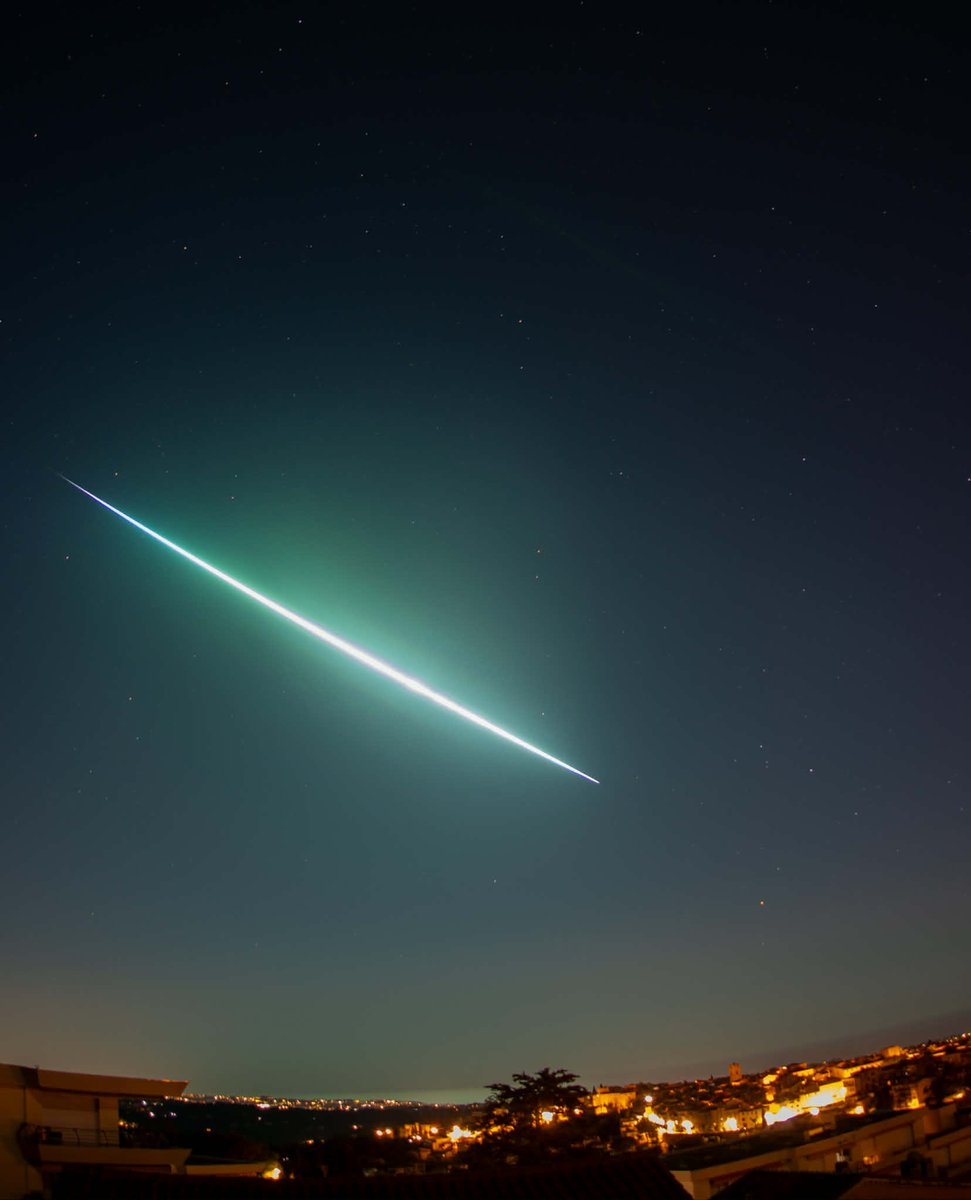 MeteoCotedAzur's tweet image. ⚠️🌠 Un superbe bolide a traversé le ciel cette nuit au-dessus de #Vence(06) à 00h45 ! 😍

📌 Ce passage a été capturé par Sylvain Reybaut, qui avait laissé son appareil photo en mode time-lapse pour immortaliser le ciel étoilé du secteur.

 #CotedAzurFrance #Nice06