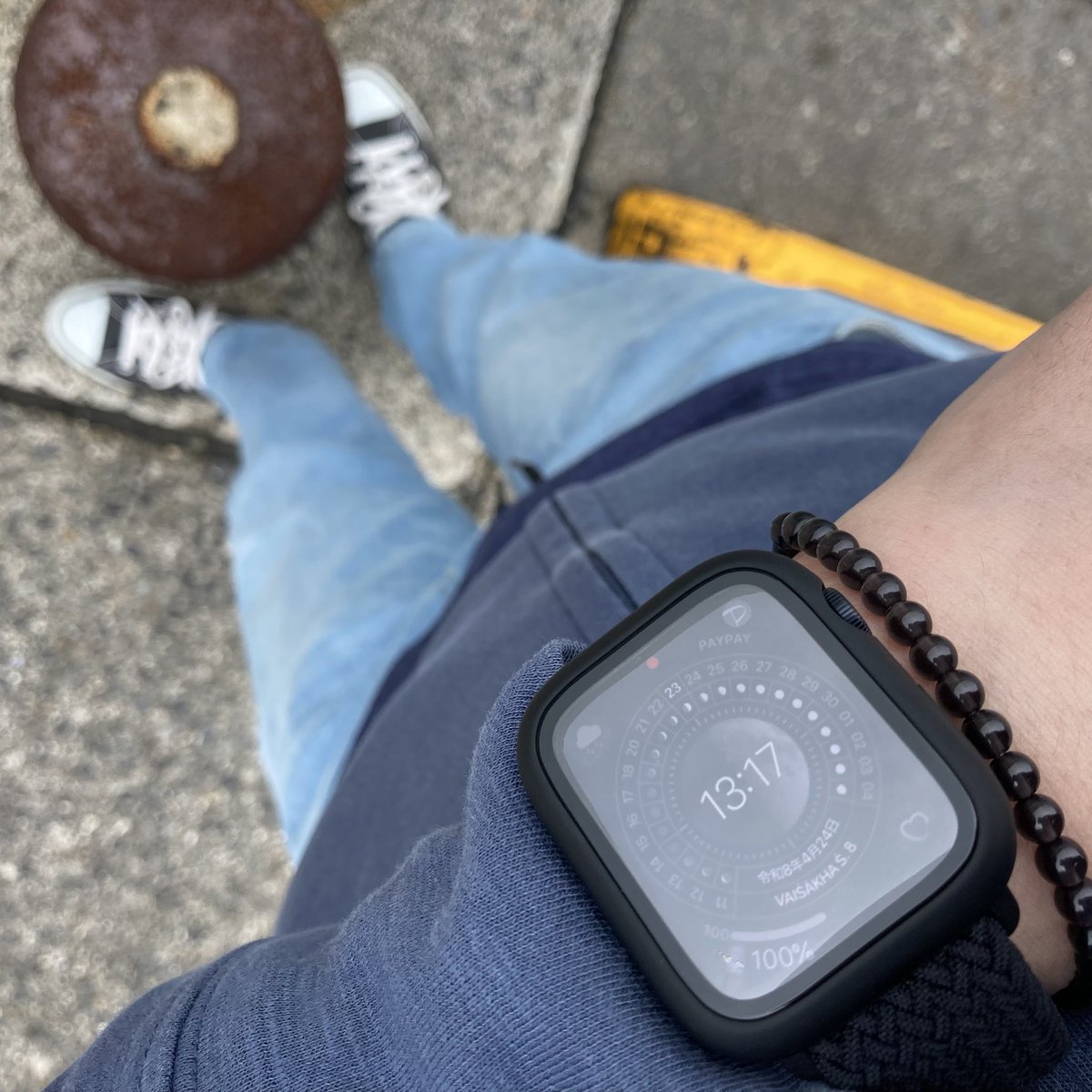 Harushion's tweet image. 今日のおとうさん　

漁港　長江　的矢湾　赤灯台　二の突堤

安乗の産まれ魚屋育ち

浦の浜歩き見てきたこの志摩
そう思春期も早々に釣りにゾッコンに鞄なら置きっ放してきた堤防に

華金は曇り時々雨

#コンバース #bollard #舫杭 #AppleWatch #伊勢志摩 #安乗漁港 #活魚問屋の宿まるやす #丸保商店