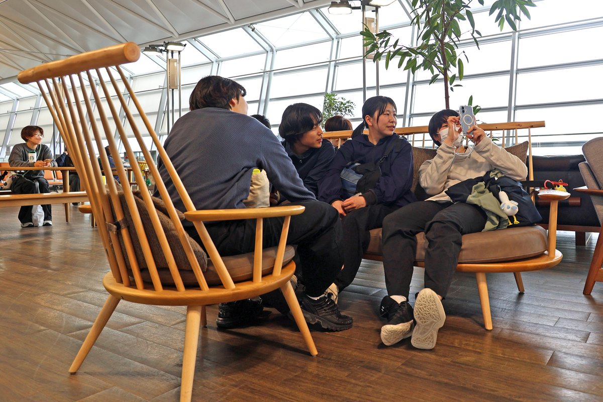 Centrairairport's tweet photo. 【飛騨高山ブラックブルズ岐阜の皆さんがセントレアから出発！】
本日4月24日、女子ハンドボールチーム「飛騨高山ブラックブルズ岐阜」@blackbulls27 の選手・関係者の皆さまが、長崎での遠征試合に向けてセントレアから出発されました！出発前には、セントレアにある飛騨家具ラウンジでひと休み。地元・飛騨の家具に触れながら、リラックスした時間を過ごされていました。搭乗ゲートでは、セントレアスタッフが横断幕でチームの皆さんをお見送り📣がんばれ、ブラックブルズ！