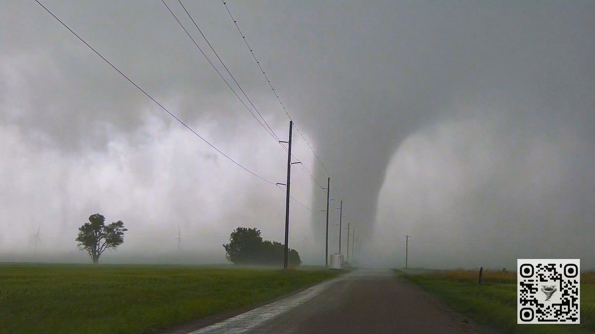 brianemfinger's tweet image. Nice storms and tornadoes in Northern Oklahoma today #okwx  #tornado