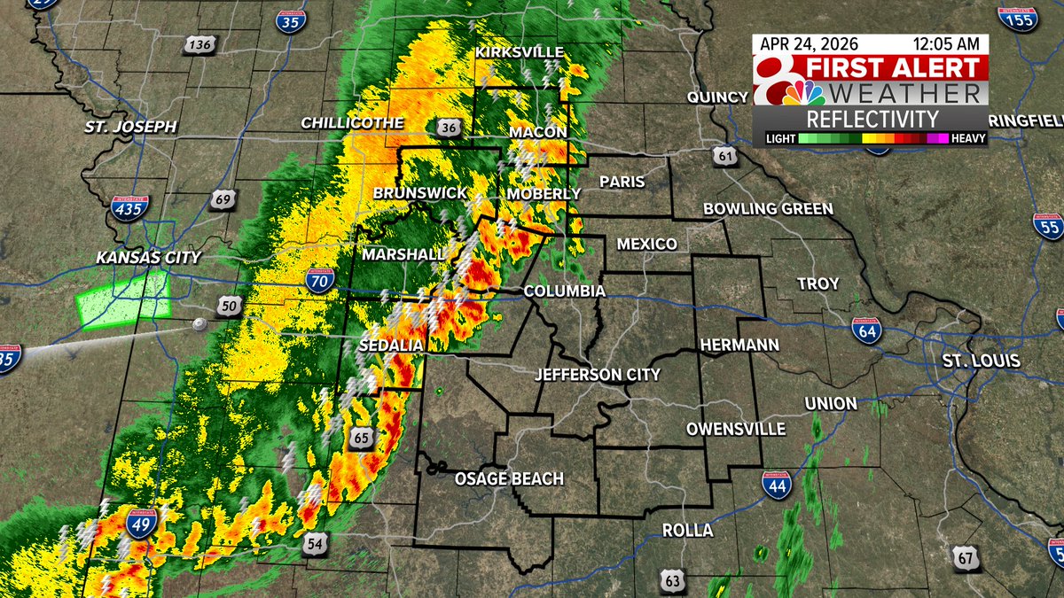 KOMUMatt's tweet image. 12:05AM Thursday Night/Friday Morning: Storms continue to inch into Mid-Missouri and they are continuing to show signs of weakening. Still keeping an eye on everything, but I'm liking the trend we're on. #MidMoWx #MoWx #MidMo