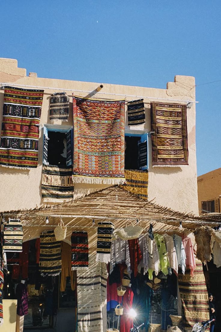 maysa_hm's tweet image. Ghardaia 🇩🇿 copper and pottery industries hold a deep historical legacy. To this day, these traditional crafts remain vital to Algerian identity and must be preserved as a testament to the nation's rich civilization and cultural heritage. 🇩🇿✨ #Algeria #Heritage #Craftsmanship