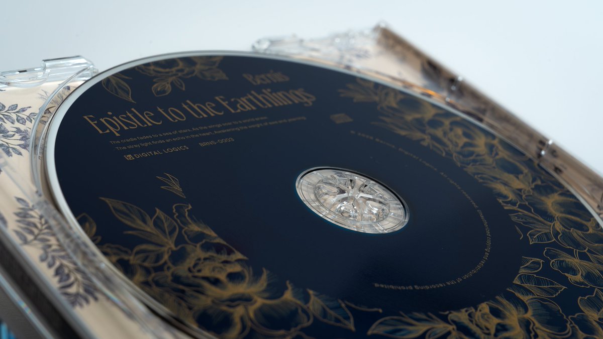 ニューアルバム "Epistle to the Earthlings"のCD完成品が届きました🪐とても美しい仕上がり…！
はみ様・Shinichiro Miyazaki様による美麗なアートワークと、われらがナゴさんによる気品あるデザインで、ぜひ現物を手にとって頂きたい一枚となっております。