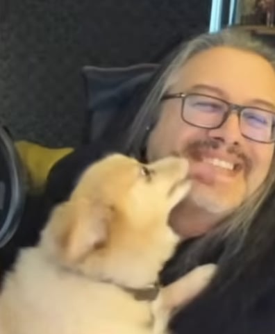 kymb0_irl's tweet image. ATTENTION:

I HAVE DETERMINED THERE IS TOO MUCH AI MUMBO JUMBO FLOATING AROUND.

So here is John Romero getting smooches from a good pupper while playing myhouse.wad. 

Comfy and wholesome af.

That is all and have a good day.

#doom @romero #pupper #dogsarebetterthancats
