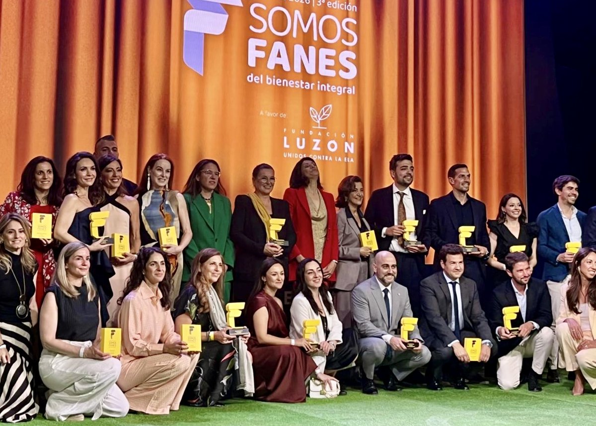 LomanaGloria's tweet image. GRACIAS a #SomosFanes del Bienestar Integral por el reconocimiento que me otorgan en #Igualdad por mi trabajo en @5050GL con #ChicasImparables

❤️ Bella causa a favor de la investigación y la #ELA de la @FundacionLuzon bajo la Presidencia de Honor de S.M. la Reina Letizia.