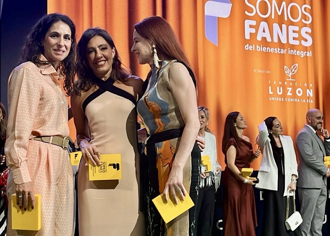 LomanaGloria's tweet image. GRACIAS a #SomosFanes del Bienestar Integral por el reconocimiento que me otorgan en #Igualdad por mi trabajo en @5050GL con #ChicasImparables

❤️ Bella causa a favor de la investigación y la #ELA de la @FundacionLuzon bajo la Presidencia de Honor de S.M. la Reina Letizia.