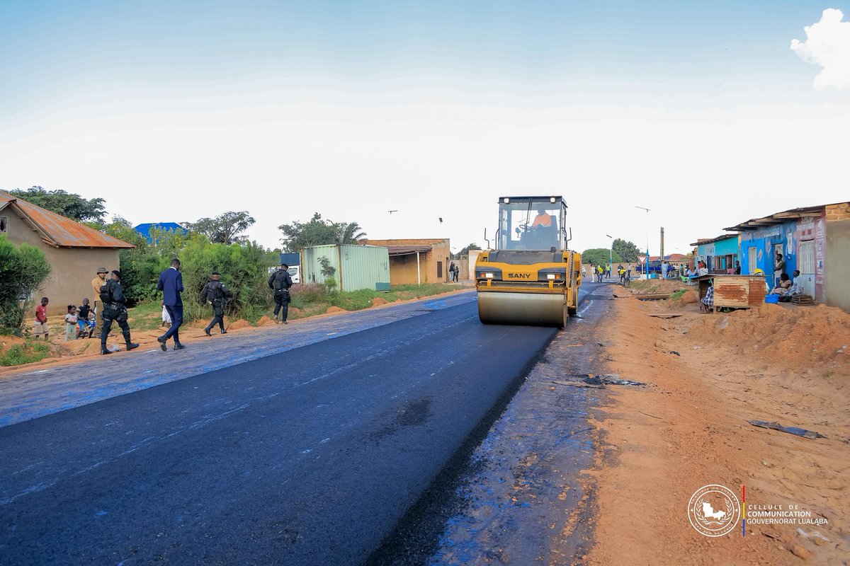 FifiMasukaSaini's tweet photo. À #Kolwezi, le 22 avril, nous avons inspecté les travaux de modernisation du quartier Joli-Site Kazembe, notamment sur l’avenue Mununga.
Plus de 50 % des 10 km de voirie sont déjà réalisés, transformant durablement ces axes.
Une action concrète, menée conformément à la vision du Président Félix #Tshisekedi, pour améliorer la mobilité et le cadre de vie au #Lualaba.