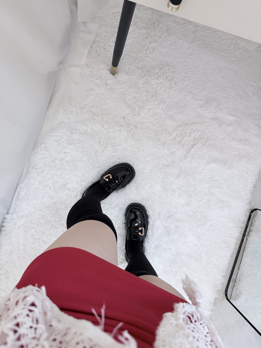 Zhuffm's tweet photo. 红裙才是唯一的经典？！
#大腿袜 #包臀红裙 #腿控 https://t.co/Ctr2rezVqa
