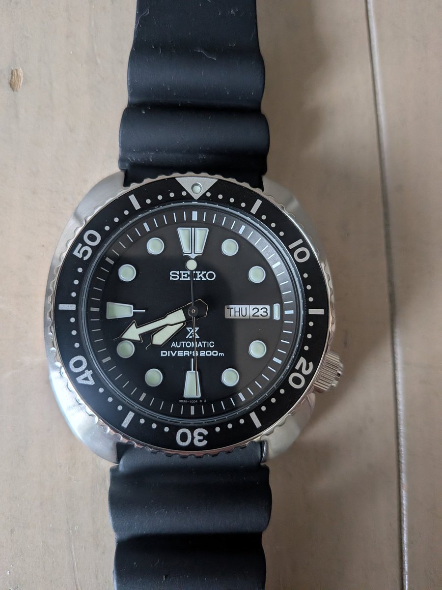 higumaruz's tweet photo. SEIKO セイコー復刻3rdダイバー（愛称 : タートル）を購入。丸っこいフォルムとラグがまさにウミガメ。潜らないのにダイバーズウオッチばかり増えていくけど…このタートルはめちゃくちゃ愛着湧きそうだ！
#SEIKO
#セイコー https://t.co/ic0Fh7DGiA