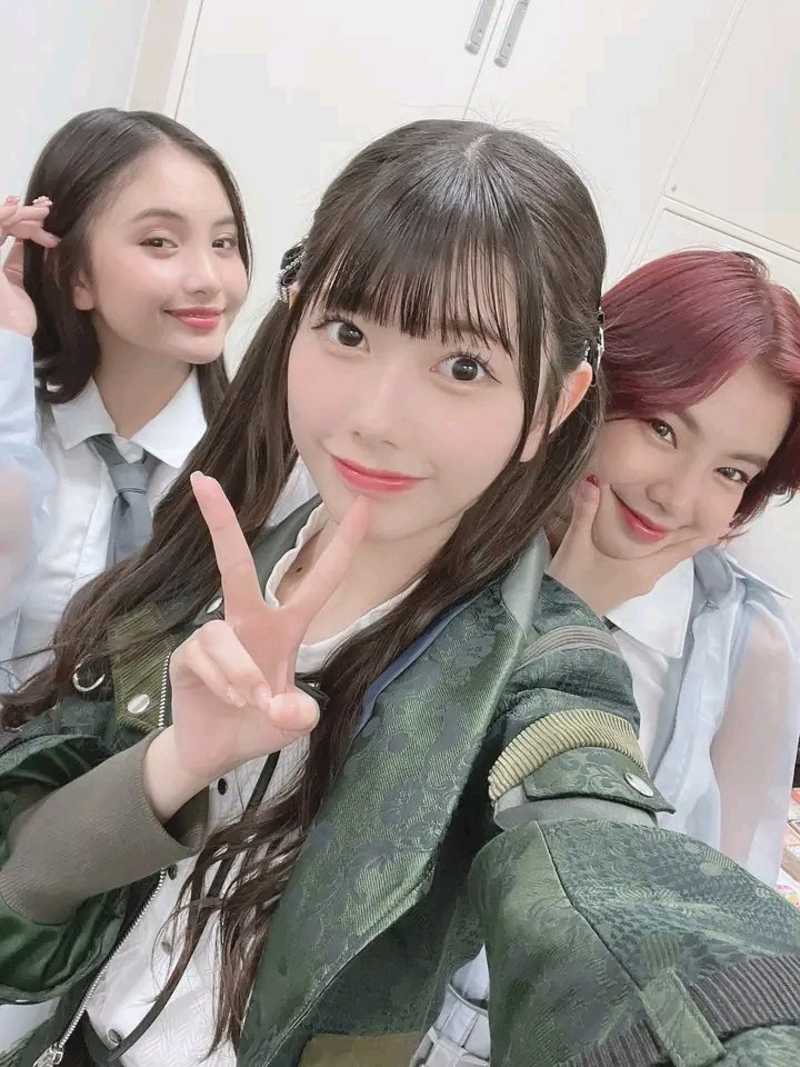 Nakabalik na pla ang 3 kaigai ng AKB48 mula sa KLP48. Hindi ko alam na si AKB48 at ex KLP48 kaigai member Suzuha at si AKB48 Chiba Erii sa gitna nila ni MNL48 Amy at Coco sa event ni Pacquiao noon sa Japan.