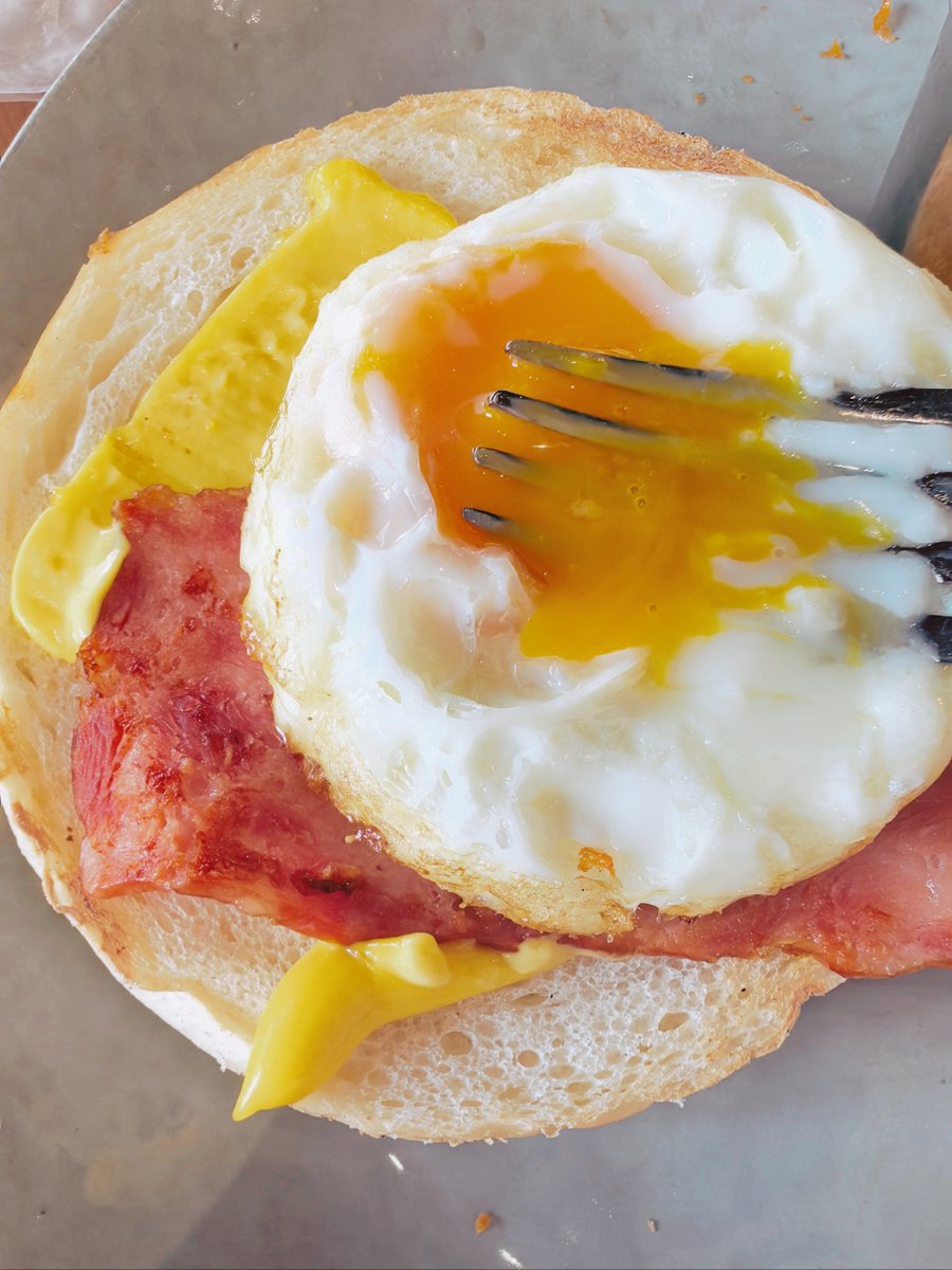 Patrick55874475's tweet photo. Sunny side up eggs + crispy bacon + fresh cherry tomatoes + a slice of whole-grain toast. Simple, satisfying, perfect for a lazy morning. https://t.co/mS52GsrgUG