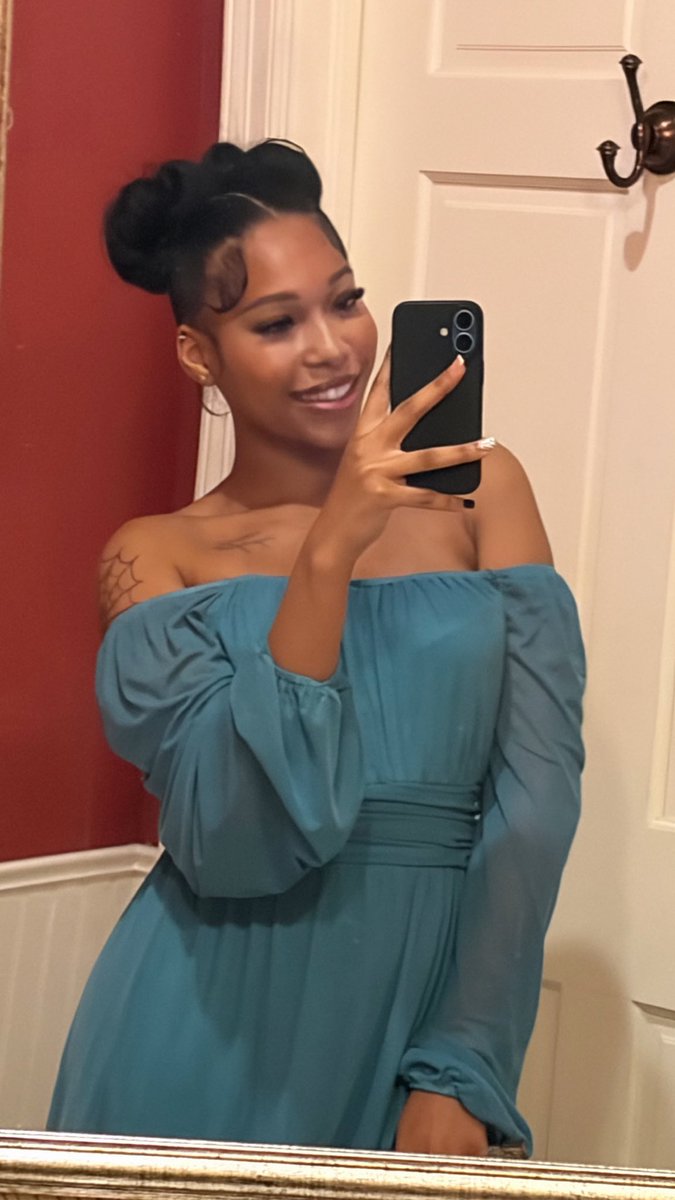 ari janea tweet media