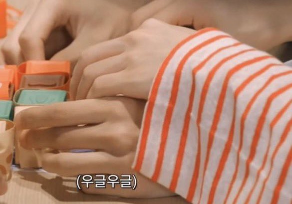 sohichaan's tweet photo. sohee and his smol hands compared to the other members 😭🤏🏻 they’re so tinyy https://t.co/13BYNeLsqA