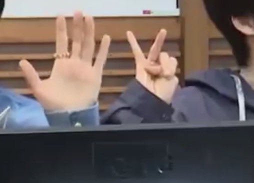 sohichaan's tweet photo. sohee and his smol hands compared to the other members 😭🤏🏻 they’re so tinyy https://t.co/13BYNeLsqA