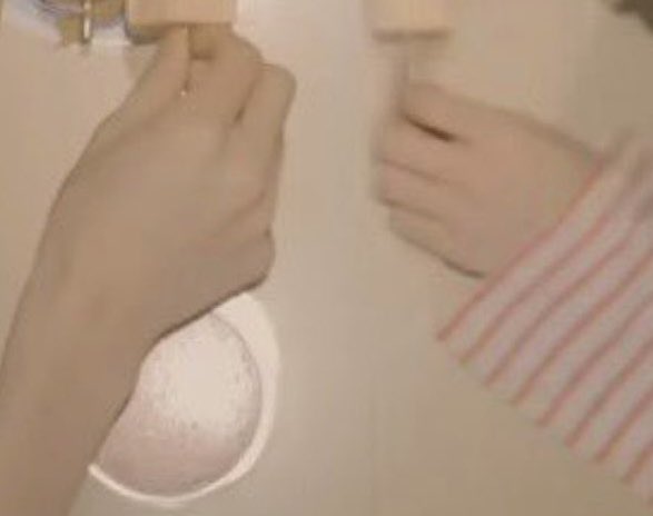 sohichaan's tweet photo. sohee and his smol hands compared to the other members 😭🤏🏻 they’re so tinyy https://t.co/13BYNeLsqA
