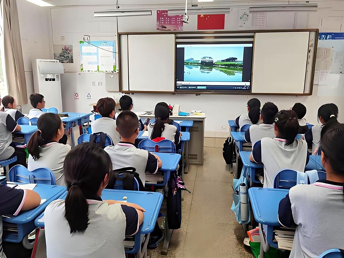 megantaegan's tweet image. "When you’re in a meeting and your laptop dies… but your classmate’s emergency portable charger (a.k.a. a bag of 10 AA batteries) saves the day  #CampusHacks #TeamworkMakesTheDreamWork"