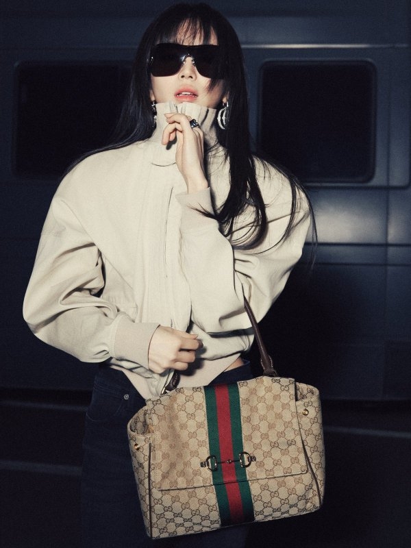 mintmag_th's tweet photo. ส่งภาพสวยของสาว #TIANXIWEI นักแสดงสุดฮอต Friend of the House ของ Gucci กับกระเป๋าใบใหม่ Paparazzo มาพร้อมกับดีไซน์ใหม่ คงความเป็นเอกลักษณ์ของแบรนด์ ไม่ว่าจะเป็น ฮาร์ดแวร์ Horsebit ผสานแถบ Web สีเขียว-แดง และกระดุมด้านข้างที่สามารถแกะออกได้เพื่อสร้างสไตล์แบบสบายๆ 💚

#Gucci
#GucciPaparazzo
#MintNews
