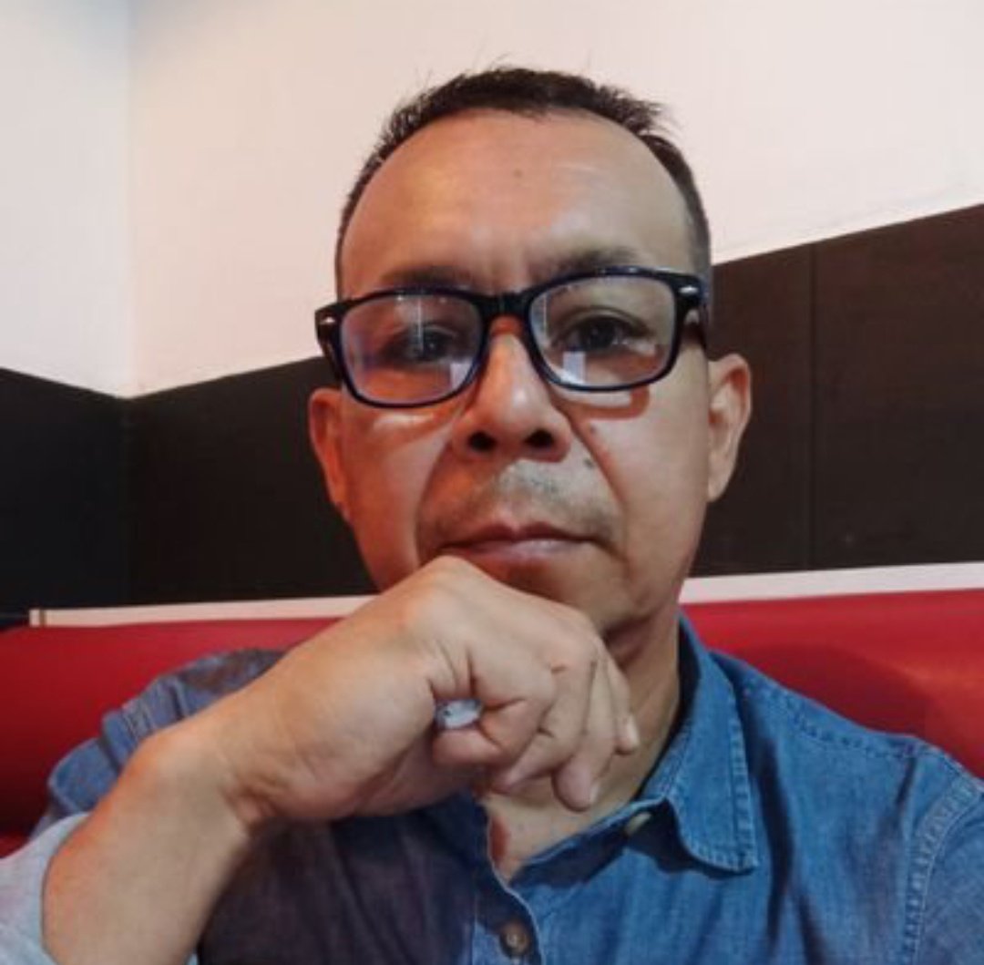 El es Alexis.

Alexis es un tipo de unos 45 o 50 años que probablemente vive en Venezuela con la mamá y se le come la pensión, además de cobrar diversos bonos migajeros del Narco chavismo.

Alexis, tiene como banner a Chiabe,( que ya no bibe por qué se murió)... 

Alexis,
