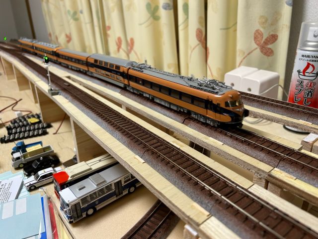 senro_rk's tweet photo. 近鉄ビスタカー＋スナックカーを導入しました。関西出身で近鉄とも縁が深い私には、是非お迎えしたかった編成です。ヤフオク経由で駄作を購入の失敗もありましたが、その後、なんとか揃って今は満足。小学生時代の憧れの車両。快調に走る姿に見とれてしまいます。 https://t.co/esak1smsVm