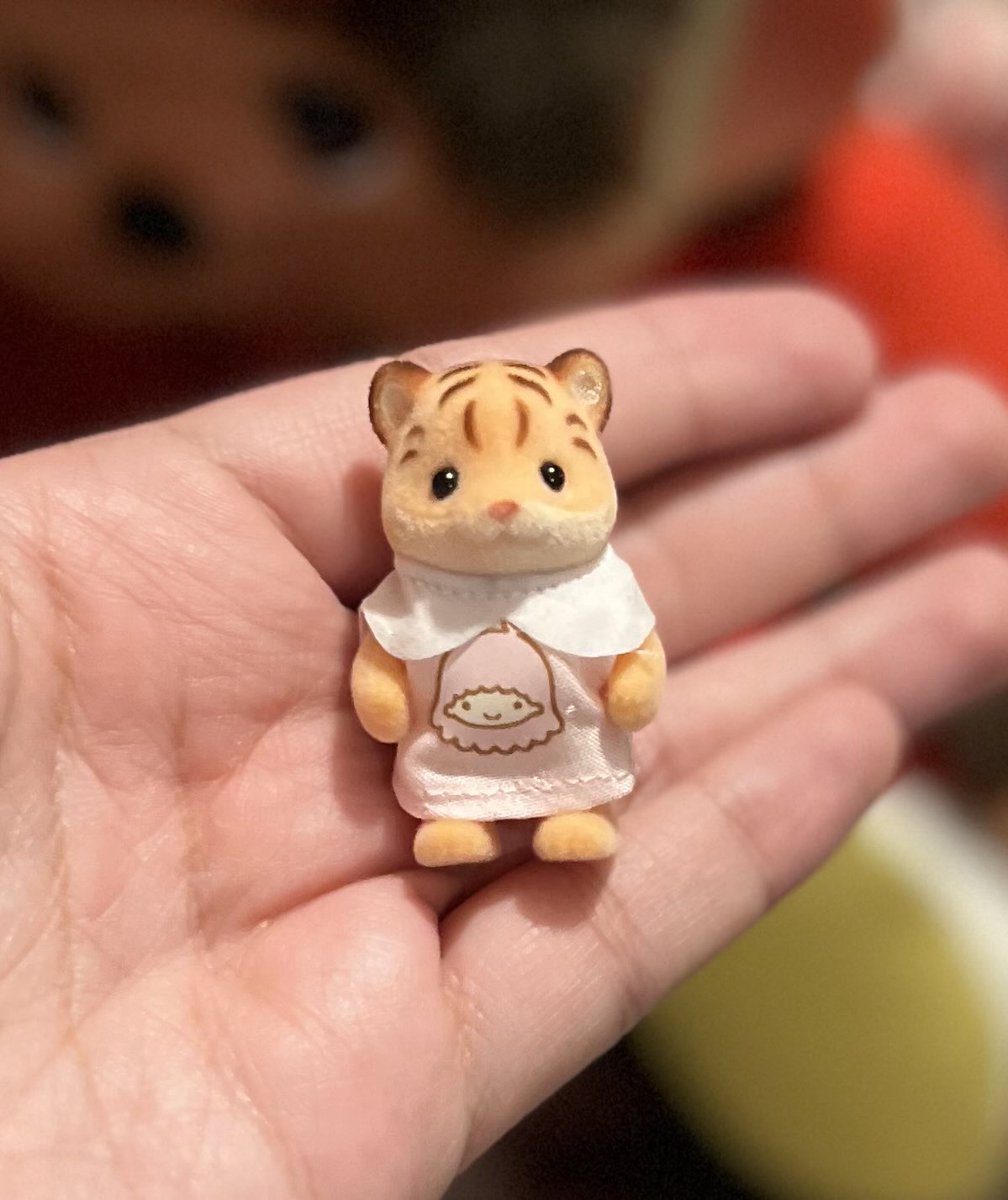 and_bbq's tweet photo. No sé qué atuendo le luce mejor 🫣🩷 🍓 #シルバニア #sylvanianfamilies https://t.co/vsE4YTmgnc