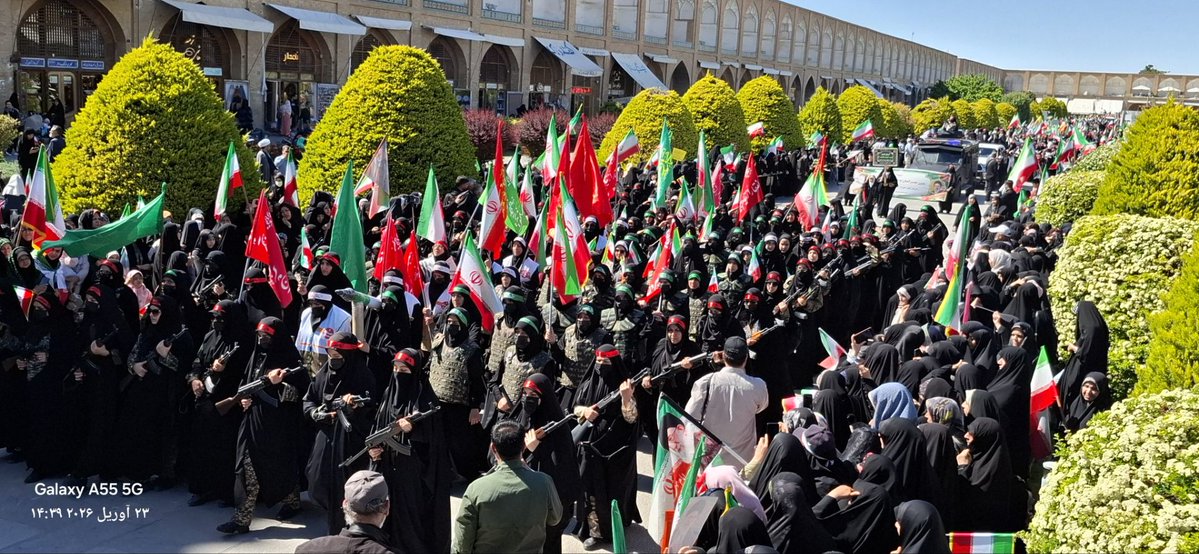 bah khialeshan seh ruzeh iran ra bah dast mi girand ve saheb zanan ve dokhtaran irani mi shvand
zehi khial batel
shkuh banavan ve rasheh bah tan khod ra bah tamasha bonashinid