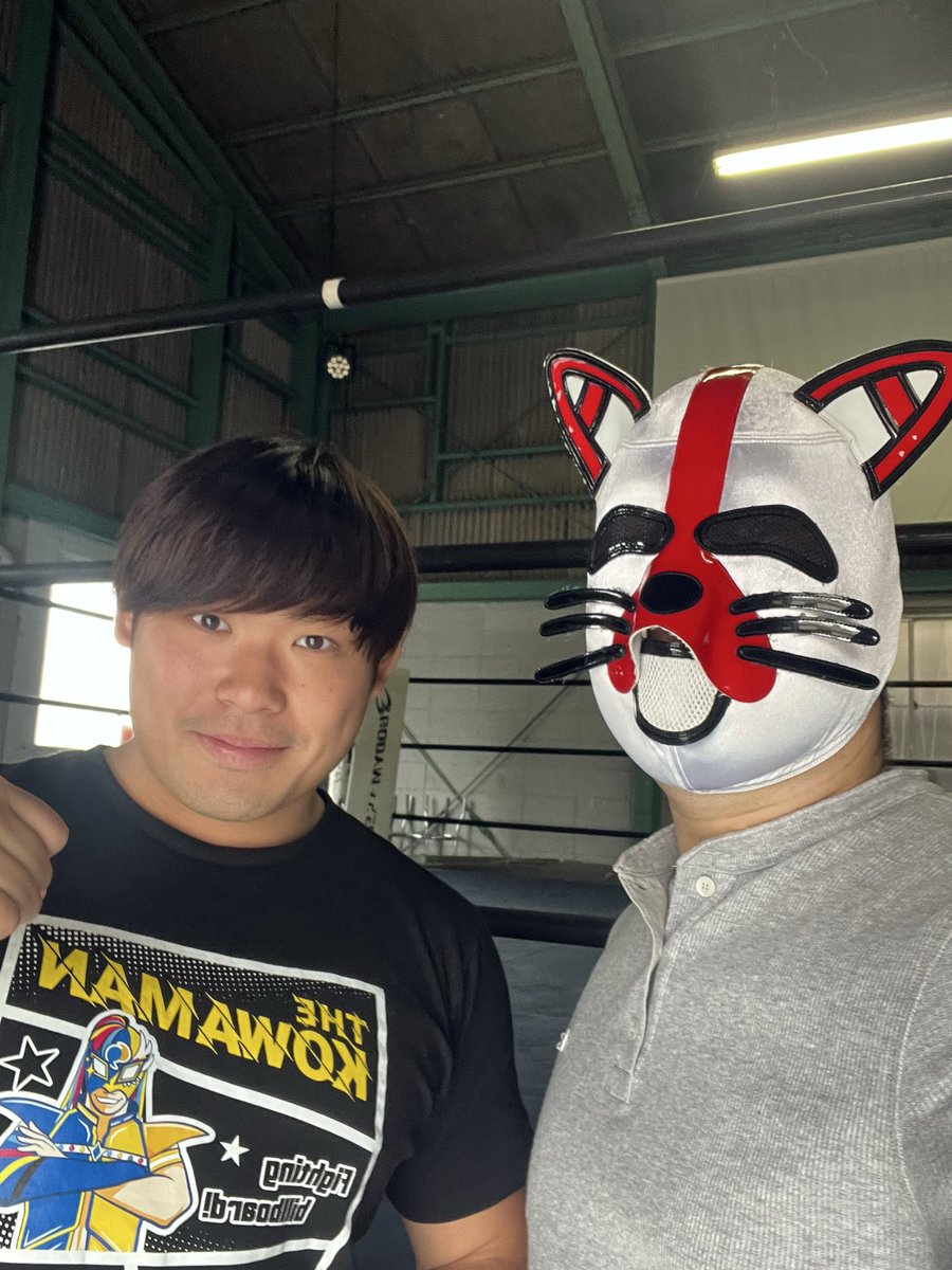 MrAnyan2000's tweet photo. 蒼嵐さんの着てるコーワマンさんTシャツかっこいい🤤
このX見てアミューズの偉い人が「Mr.AにゃんもTシャツ作ろ！」言うてくれるはず。うん。きっと言うてくれるはずよ。うん。

#プロレス #大阪プロレス
@osakapro 
@shaolin27tm @SUZAKU_osaka @osaka_aran @0818kenchan https://t.co/2aRbFdPmdP