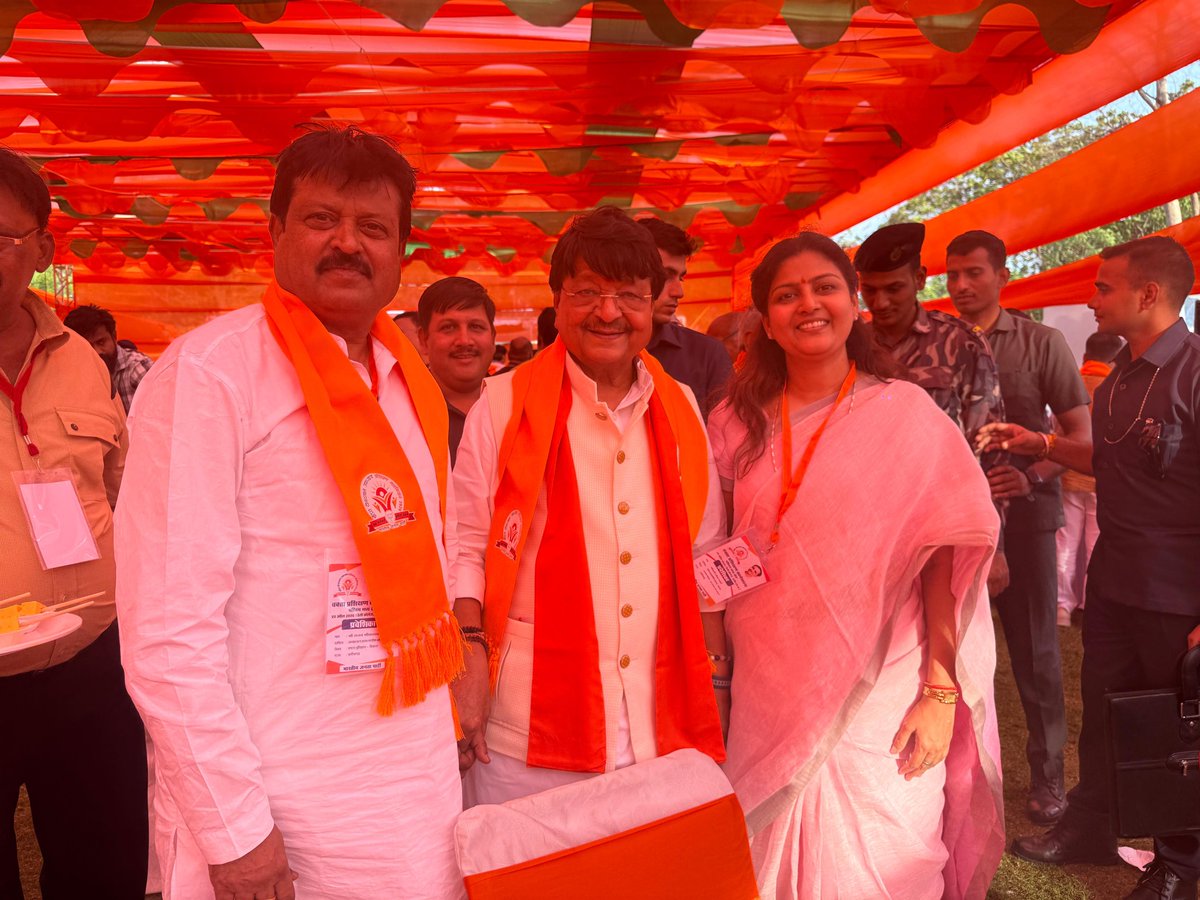 SanjayCGBJP's tweet photo. गत दिवस इंदौर में आयोजित पंडित दीनदयाल उपाध्याय प्रशिक्षण महाअभियान-2026 के तहत कार्यकर्ता प्रशिक्षण कार्यशाला में बड़े भाई, लोकप्रिय नेता, मध्यप्रदेश शासन में कैबिनेट मंत्री श्री कैलाश विजयवर्गीय जी का सानिध्य प्राप्त हुआ। https://t.co/FNWosx7Grd