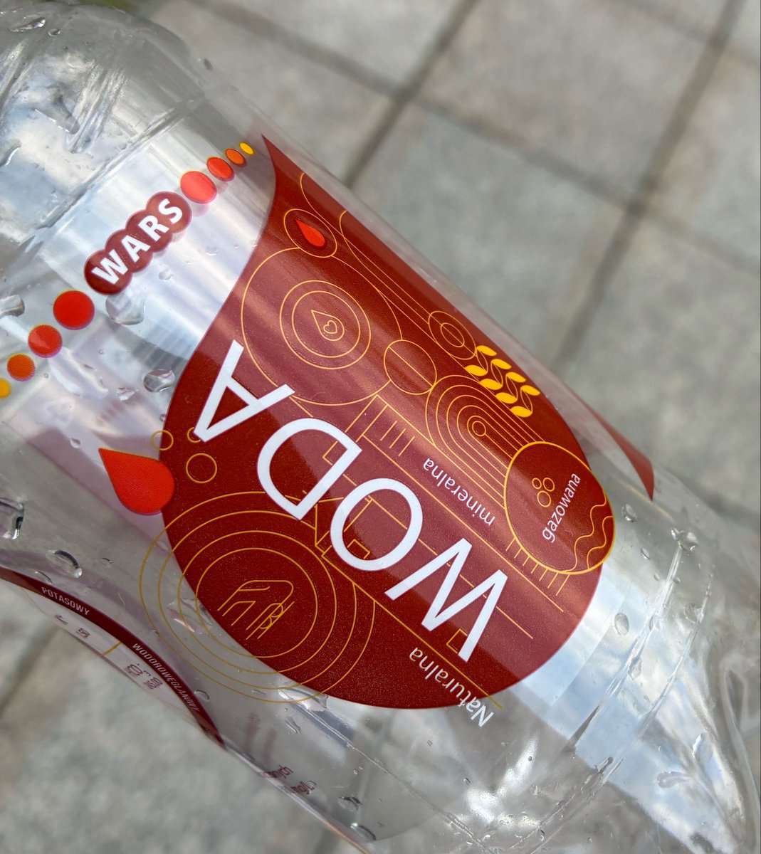 PanZolty's tweet image. Mało kto wie że #SystemKaucyjny obniżył cenę przejazdu Pendolino o 0.50 PLN, a w 1 klasie potencjalnie nawet o złotówkę.

Woda rozdawana w cenie biletu jest w butelce kaucyjnej. Wystarczy ją przechować po podróży i voila! 

Po więcej porad zapraszam na moje konto. #Lifehacks