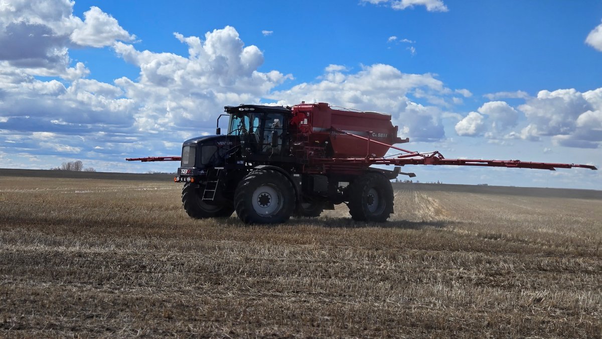 NewFieldApp's tweet image. Last week we were able to start our spring application season.

Call now to book 2026 spring and fall acres!

#fertilizerapplication #herbicide #rbrenterprise
