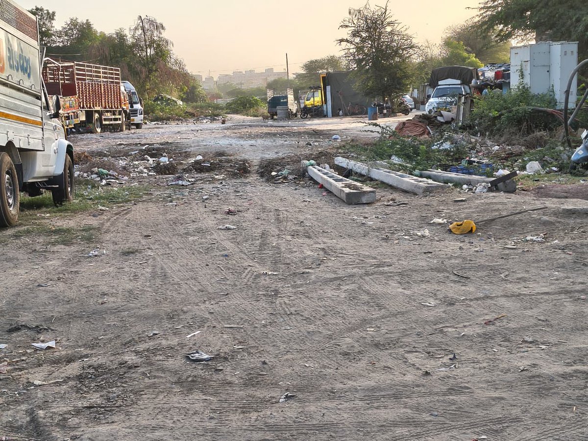 VoiceOfGota's tweet photo. @RnBGujarat
@CMOGuj
@Bhupendrapbjp
@AMCommissioner
@AmdavadAMC
A  30 mt wide road is being built from Dave rd to Ognaj Rd. But it serves just empty plots on both side. Just nearby, Ognaj to Chharodi 30 mt. wd road that can serve 1000+ family on either side is pending since 15 yr https://t.co/CVPhnTig4v
