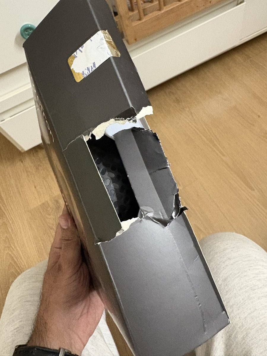 amandhingraYT's tweet image. Hello @Flipkart Open Box Delivery” ka matlab box kholna hota hai… fadna nahi 😭

Delivery guy literally tore the packaging apart while opening, jaise koi personal dusmani ho. Some of us actually keep our product boxes. we paid for them too

Plz train delivery partners #flipkart