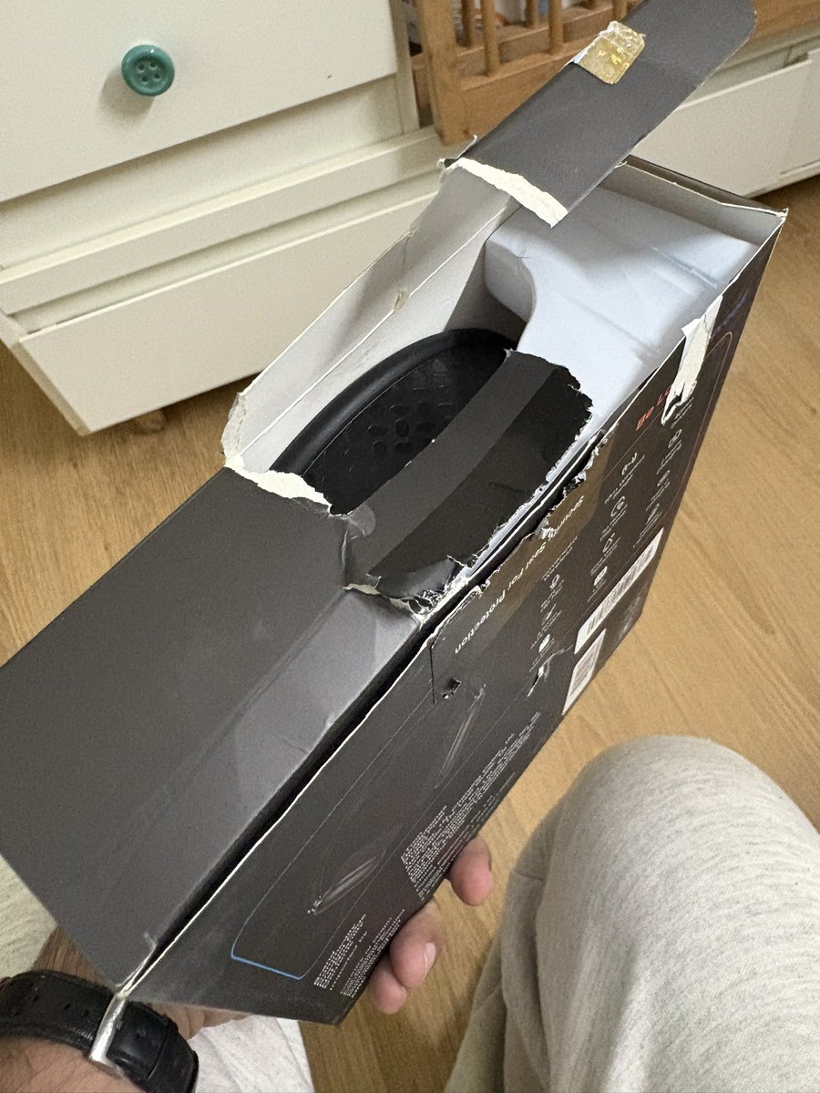 amandhingraYT's tweet image. Hello @Flipkart Open Box Delivery” ka matlab box kholna hota hai… fadna nahi 😭

Delivery guy literally tore the packaging apart while opening, jaise koi personal dusmani ho. Some of us actually keep our product boxes. we paid for them too

Plz train delivery partners #flipkart