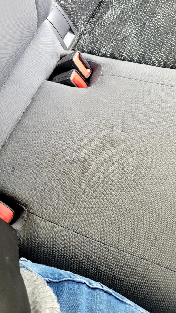 אני באמת באמת חייבת לשאול, כי זה קורה לא מעט. כשאתם רואים כתמים כאלה במושב האחורי של המונית, על מה אתם חושבים? אתם חושבים את מה שאני חושבת ונגעלים כמוני? לא? זאת רק אני? איףףףף