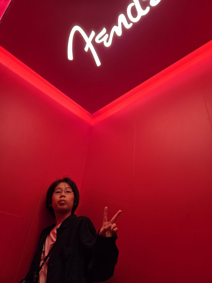 ren_like_melon's tweet photo. Fender Flagship Tokyo
エレベーターの中までフェンダー https://t.co/XGcSew4EHc