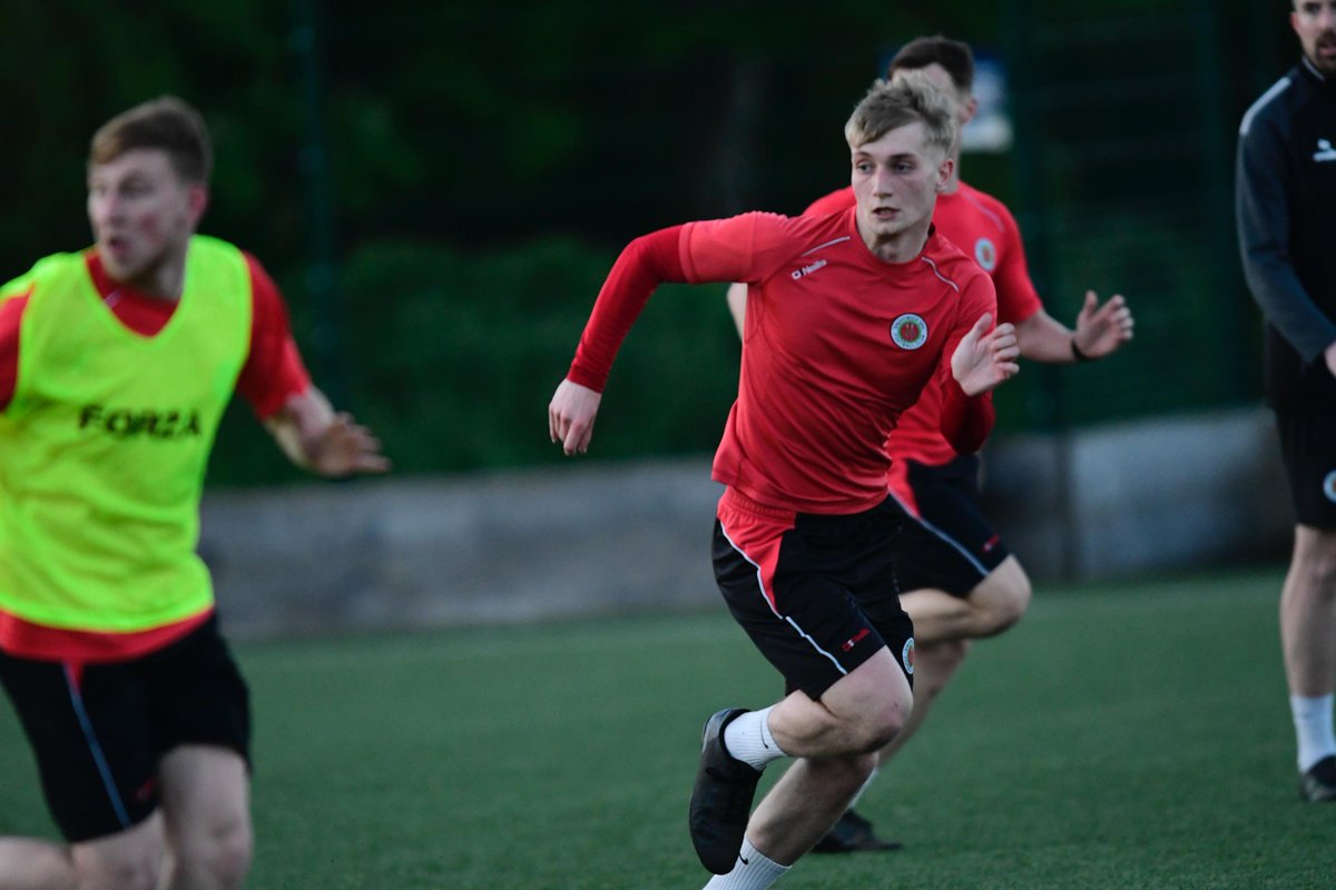 DroitSpaFC's tweet photo. 🏃
There's no let up for the lads, who are 8️⃣ days away from a 3rd Play-off Final in 5 years, but this time at Kingy's.

Andy Crowther &amp; his coaching team keeping them focused, but (by the looks of it!) training is somehow enjoyable 🤷!

#UTS #workhardplayhard #onelastpush https://t.co/Q7oyYFLe5W
