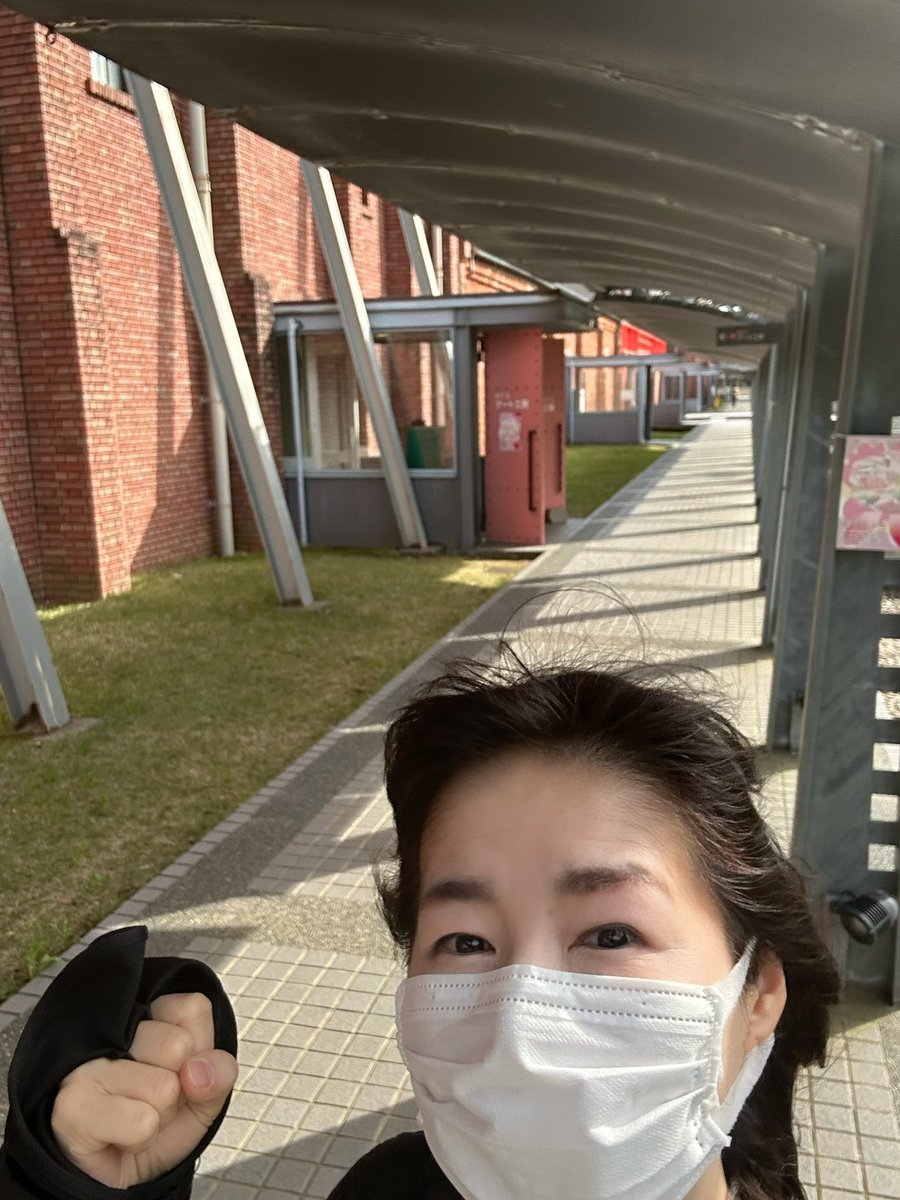 aco100chamu's tweet photo. あすあさってに迫った朗読本番の準備で芸術村へ。
今回は演劇の方々の中に1人朗読で紛れ込ませていただきます。🙇‍♀️
国宝で話題の「曽根崎心中」を読みます💕
私の出番はラスト、対決型だそうなのでぜひ応援にお越しください！
25(土)19:00〜
26(日)13:00〜
当日券OK
金沢市民芸術村ドラマ工房です�� https://t.co/JnwxgGIS2o