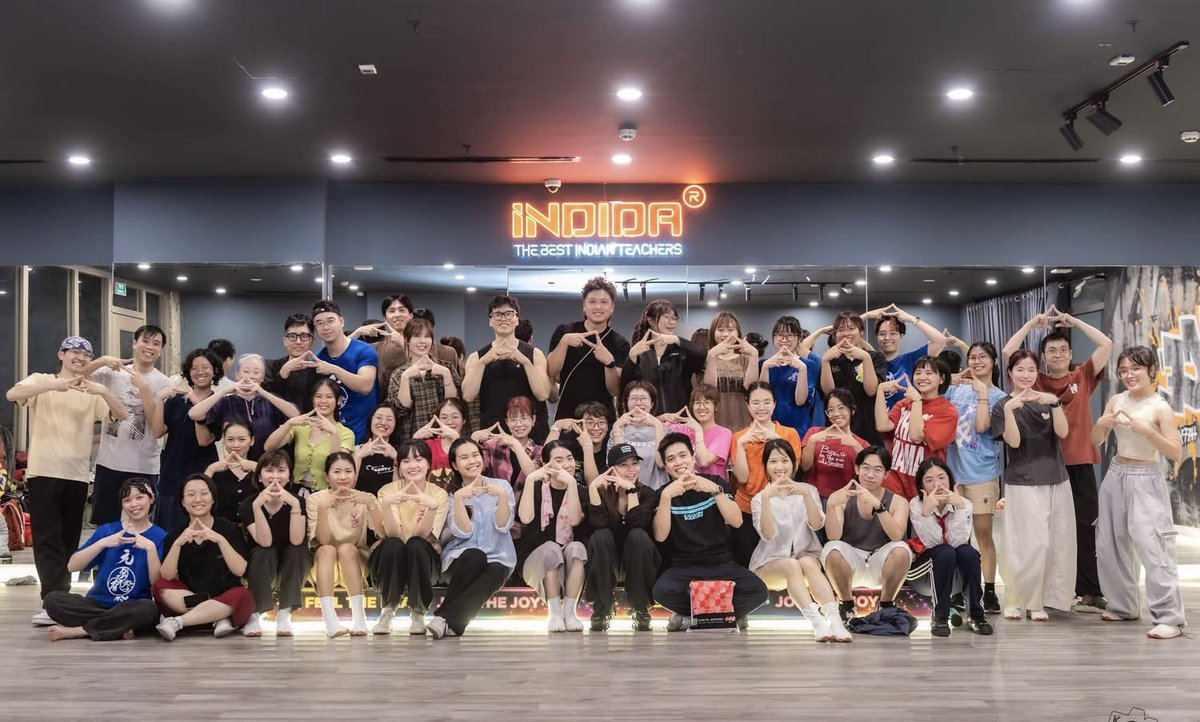 monco1201's tweet photo. ベトナム来てます🇻🇳
今年もヌイチュックの皆さんとの練習は熱かった🔥振付させていただいた今年度作品は明日お披露目です。

#ヌイチュックさくらよさこい https://t.co/vi2d6Bx8tq