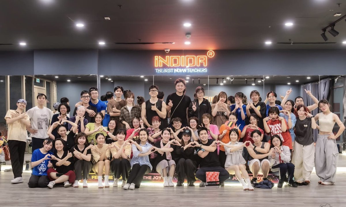 monco1201's tweet photo. ベトナム来てます🇻🇳
今年もヌイチュックの皆さんとの練習は熱かった🔥振付させていただいた今年度作品は明日お披露目です。

#ヌイチュックさくらよさこい https://t.co/vi2d6Bx8tq