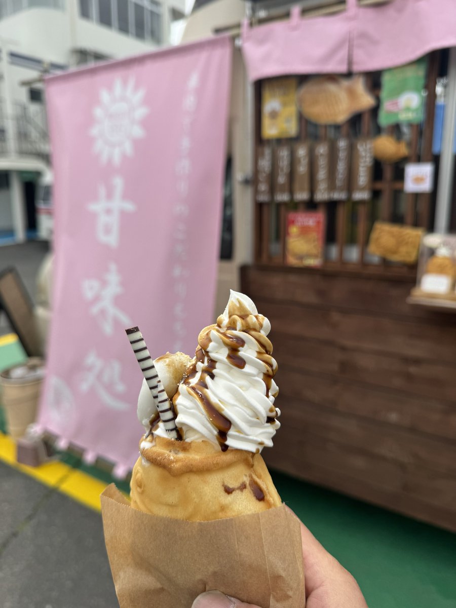 mitsu1106's tweet photo. 朝イチは濡れててひよったのと3本目は走行前に壊れて��ンジンかからなかったりで結局一本しか走れなかったけど無事に終了😌

たいパフェキッチンカーは来月のテイストにも出店予定なのでテイストエントラントさんやご来場の皆様是非！

本日KRTな皆様お疲れ様でした。
#KRT走行会 https://t.co/InhvqswfUF