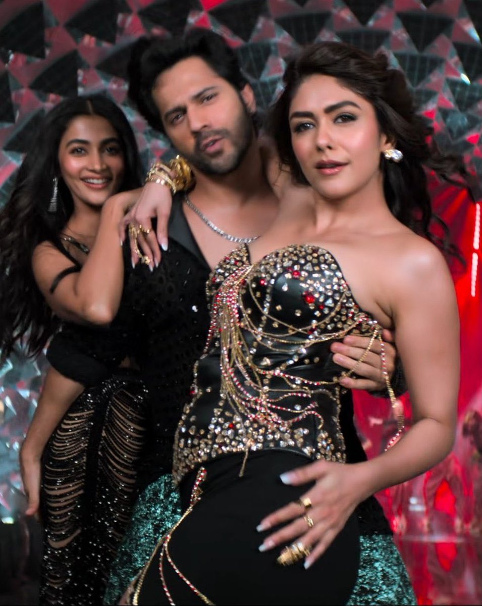 RohitPrabhas9's tweet image. ‘WOW’ just raised the temperature! 💥

Two most wanted Hottest heroines of #Bollywood will shaking dance 💃.

#VarunDhawan, #MrunalThakur &amp;amp; #PoojaHegde bring the glam, the swag.

Who is the Hottest in your opinion??

#HaiJawaniTohIshqHonaHai 

@hegdepooja @mrunal0801