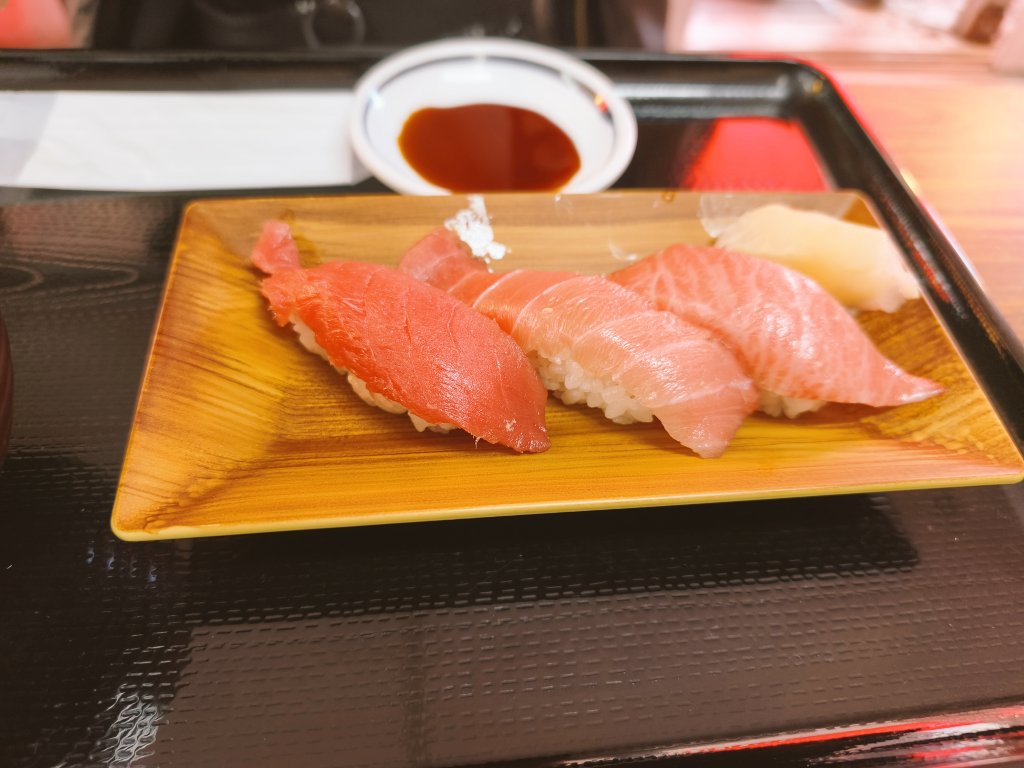 crypt_hayate's tweet photo. 観光地価格の市場で4000円使うより
マグロ食べてなかった自分としては
大満足☺️✌
イカメンチ80円は
200円ぐらいとれる内容やった！
すしざんまい初めて行ったけど
函館観光地では価格以上やったわ☺️

📍（https://t.co/vn70iZ1FXI）

#疾風オフ会
#疾風オフ会2026
#函館
#函館グルメ
#すしざんまい https://t.co/wgkDBJtSXA
